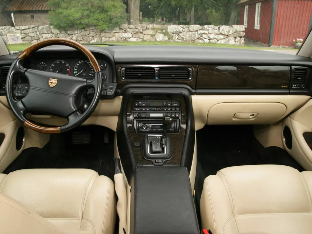 Автомобиль Jaguar XJR II (X300) Седан