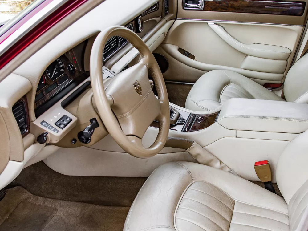 Автомобиль Jaguar XJR II (X300) Седан
