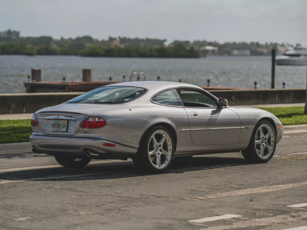 Автомобиль Jaguar XKR I Купе