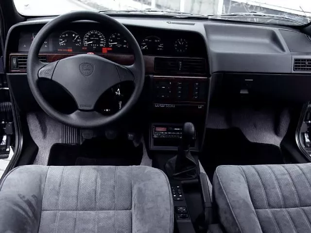 Автомобиль Lancia Dedra Седан