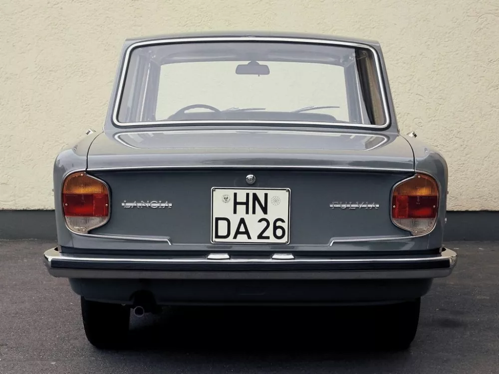 Автомобиль Lancia Fulvia Седан