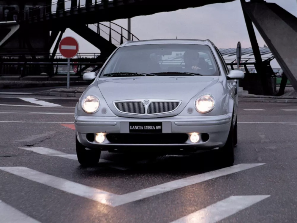 Автомобиль Lancia Lybra Универсал (5 дверей)