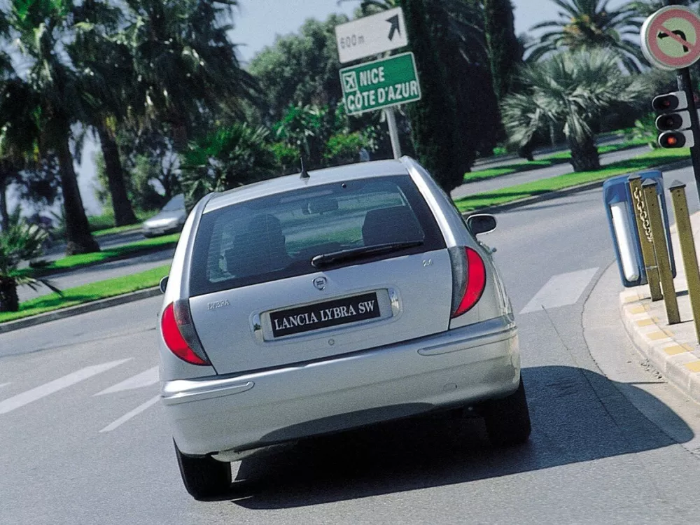 Автомобиль Lancia Lybra Универсал (5 дверей)