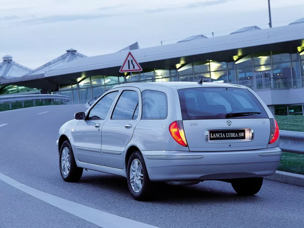 Автомобиль Lancia Lybra Универсал (5 дверей)