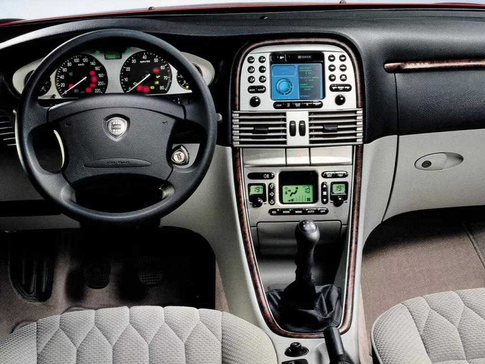 Автомобиль Lancia Lybra Седан