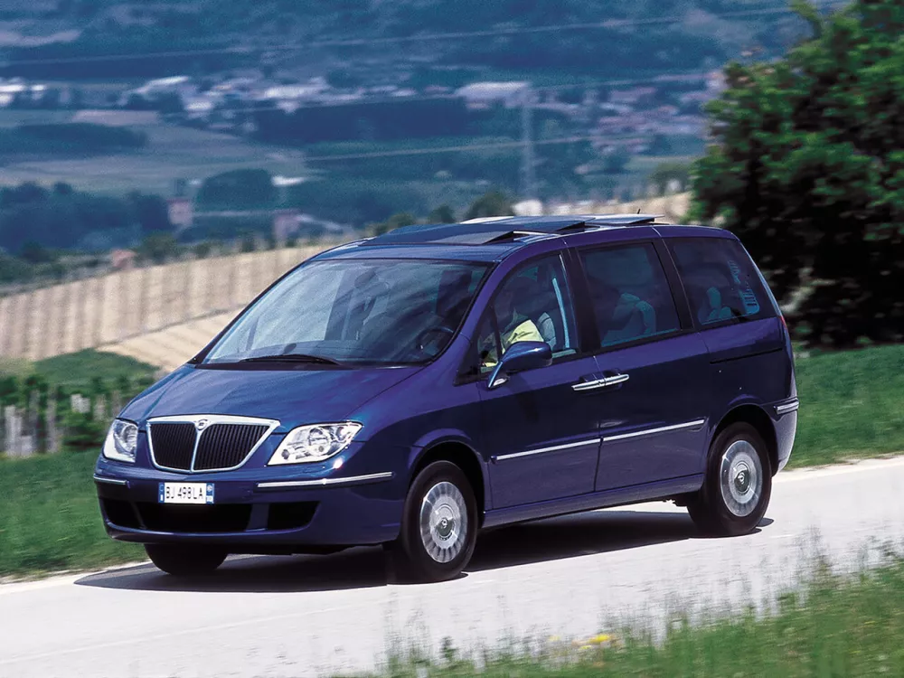 Автомобиль Lancia Phedra Компактвэн