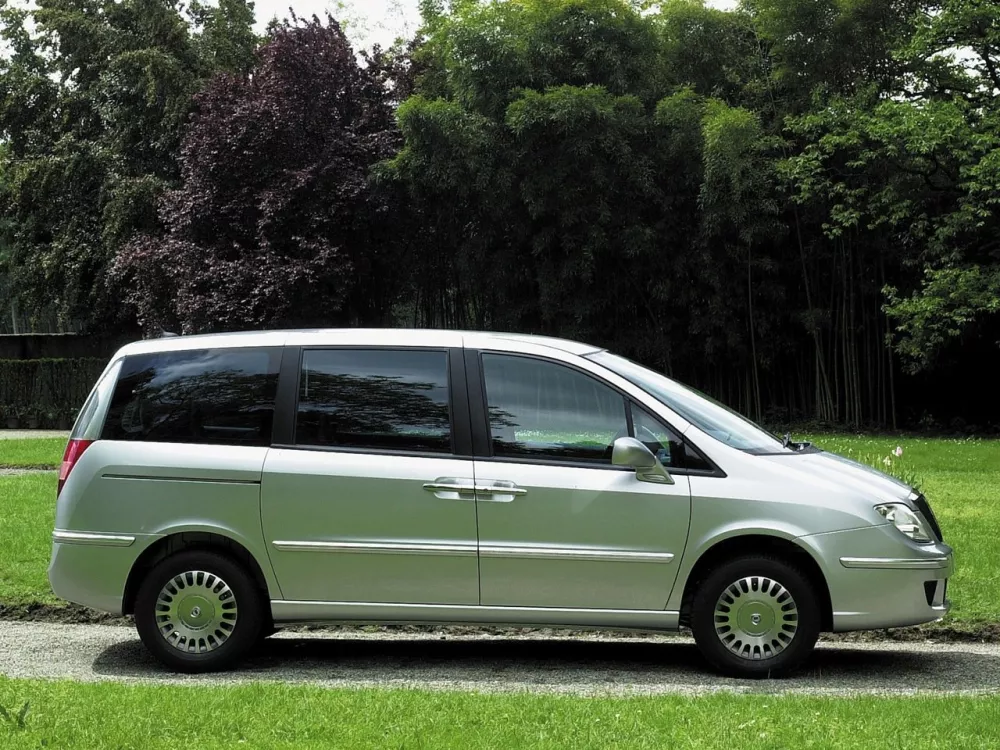 Автомобиль Lancia Phedra Компактвэн