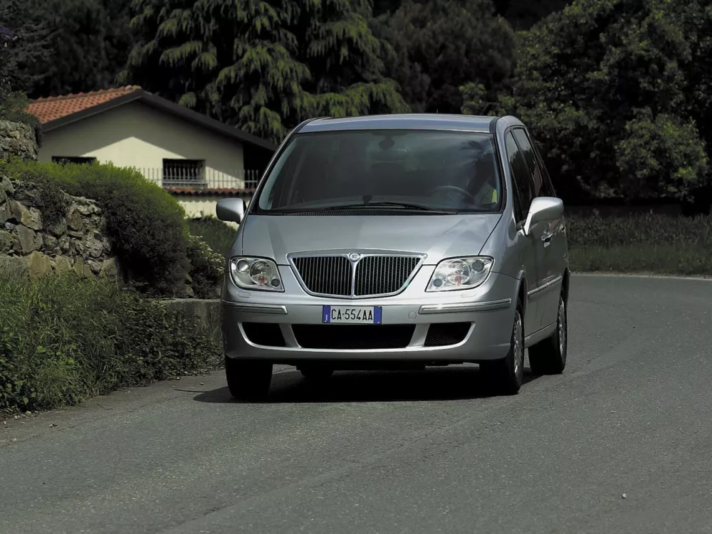 Автомобиль Lancia Phedra Компактвэн