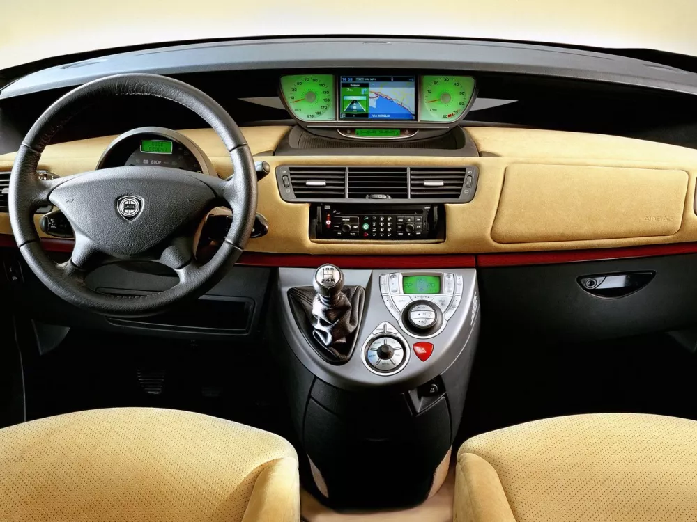 Автомобиль Lancia Phedra Компактвэн
