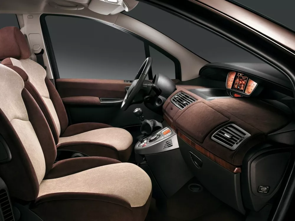 Автомобиль Lancia Phedra Компактвэн