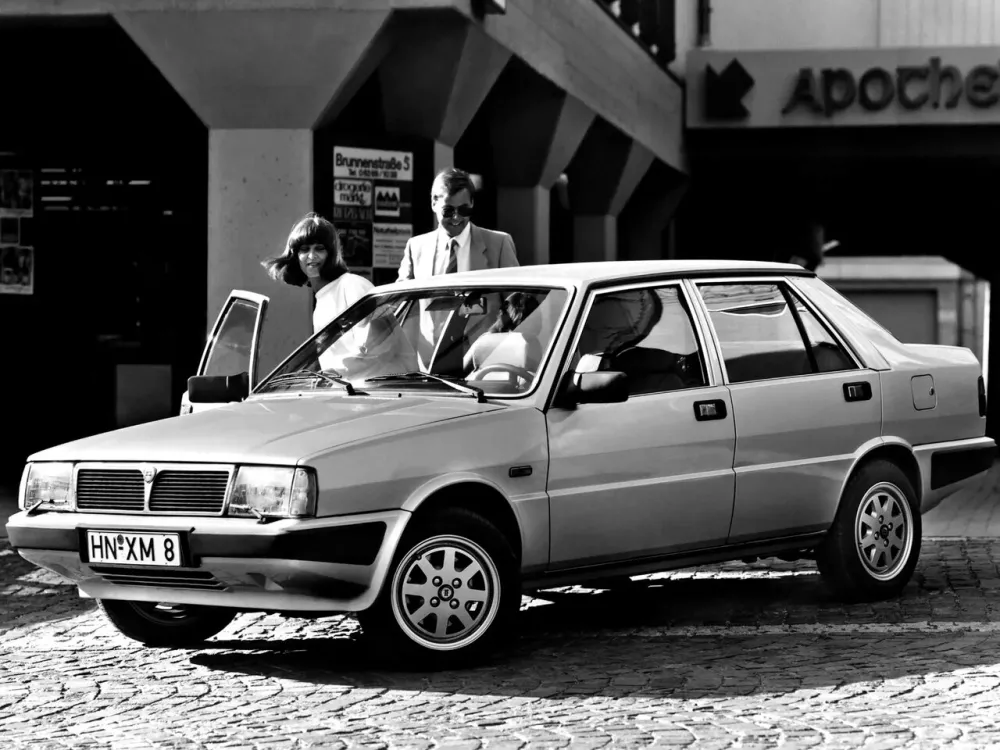 Автомобиль Lancia Prisma Седан