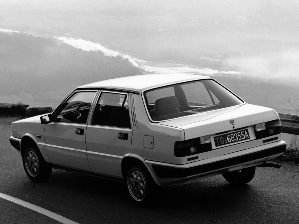 Автомобиль Lancia Prisma Седан
