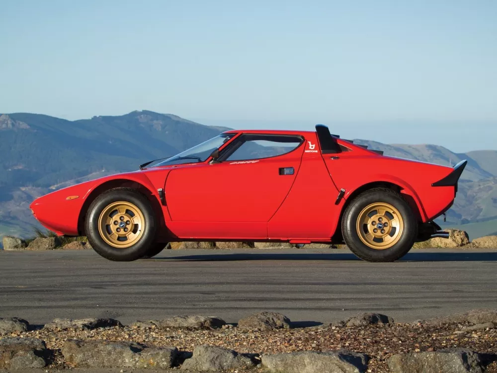 Автомобиль Lancia Stratos Купе