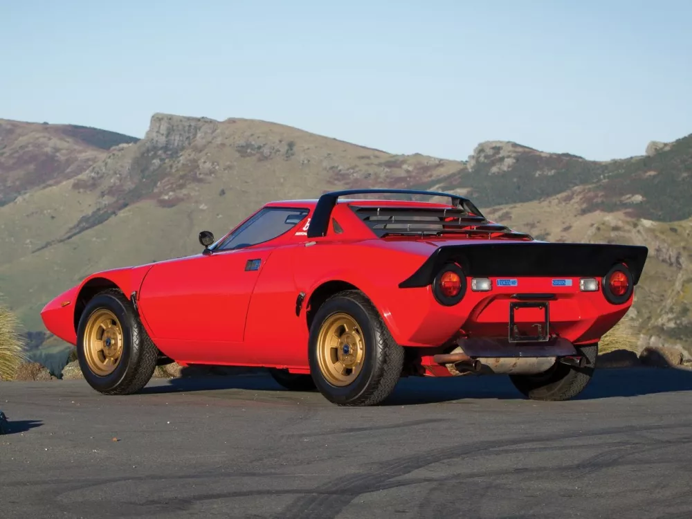Автомобиль Lancia Stratos Купе