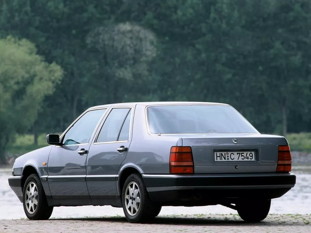 Автомобиль Lancia Thema I Седан