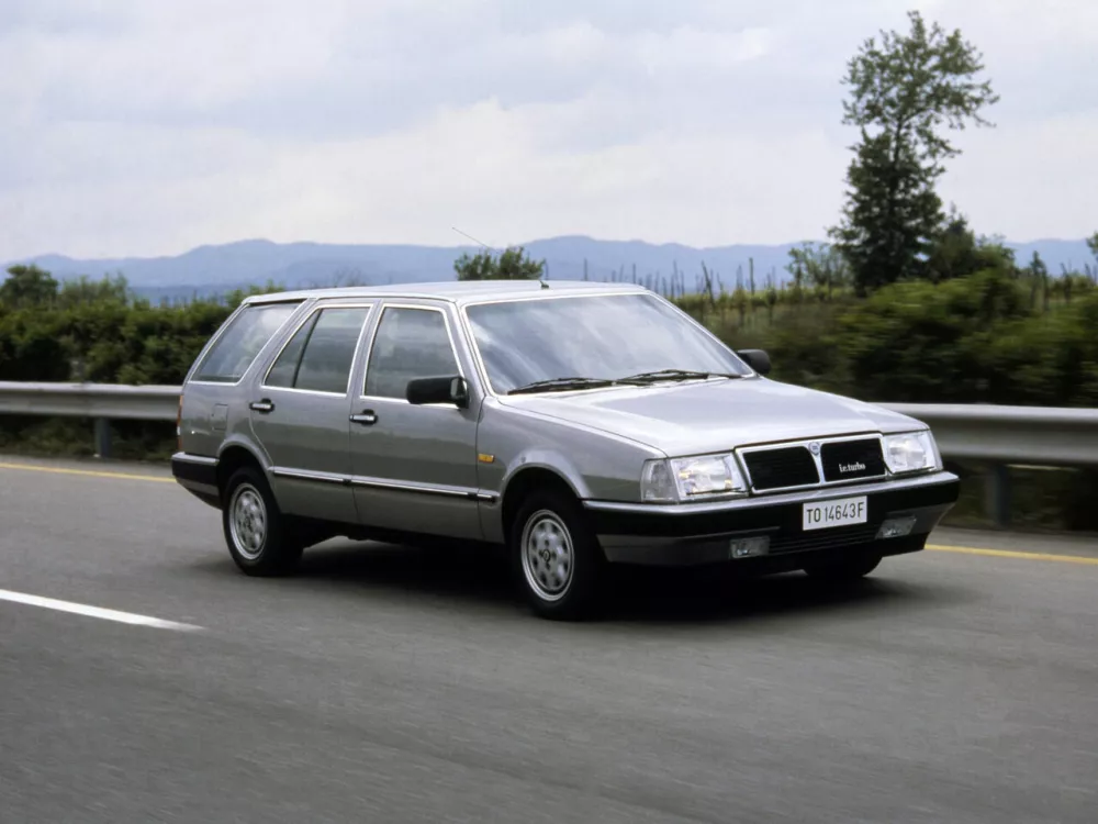 Автомобиль Lancia Thema I Универсал (5 дверей)