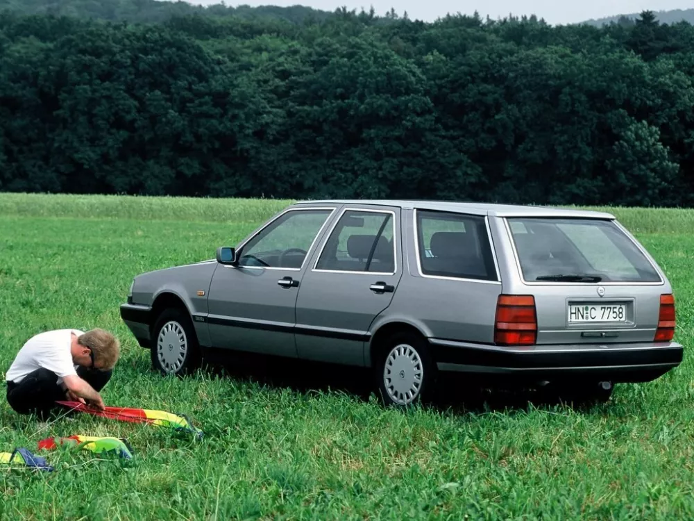 Автомобиль Lancia Thema I Универсал (5 дверей)