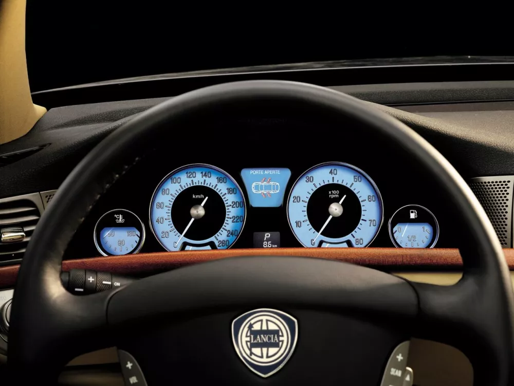 Автомобиль Lancia Thesis Седан
