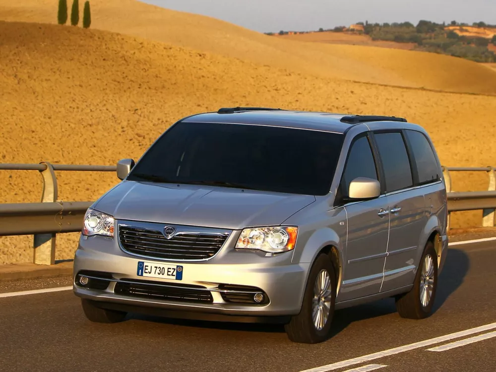 Автомобиль Lancia Voyager Минивэн
