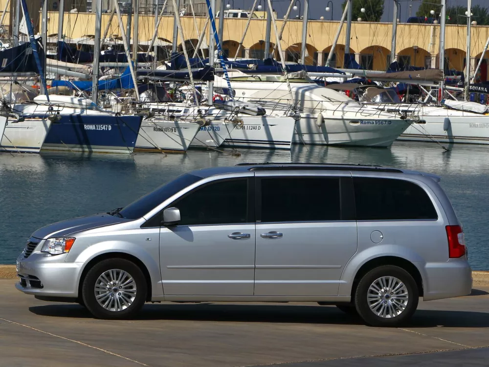 Автомобиль Lancia Voyager Минивэн