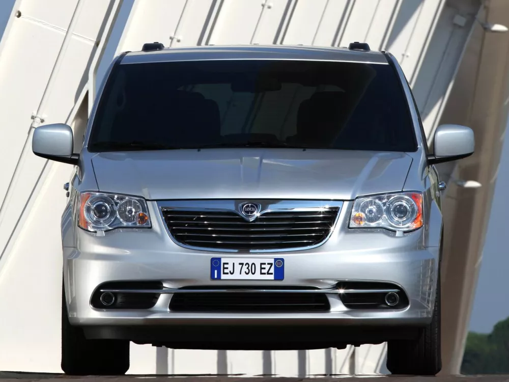 Автомобиль Lancia Voyager Минивэн