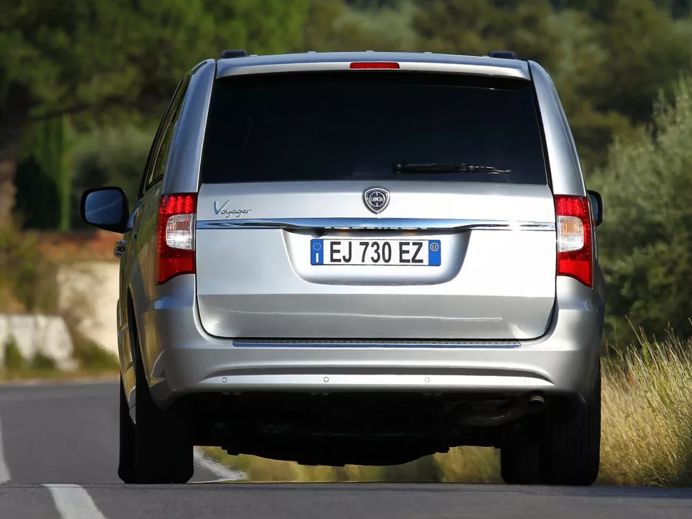 Автомобиль Lancia Voyager Минивэн
