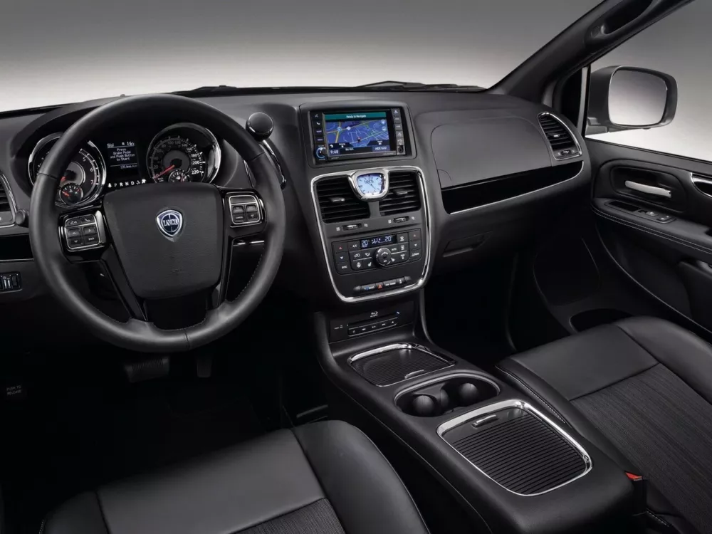 Автомобиль Lancia Voyager Минивэн
