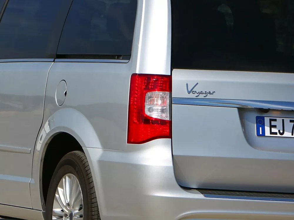 Автомобиль Lancia Voyager Минивэн
