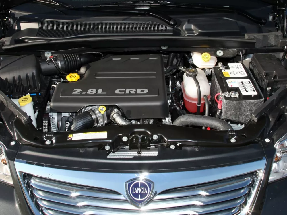 Автомобиль Lancia Voyager Минивэн