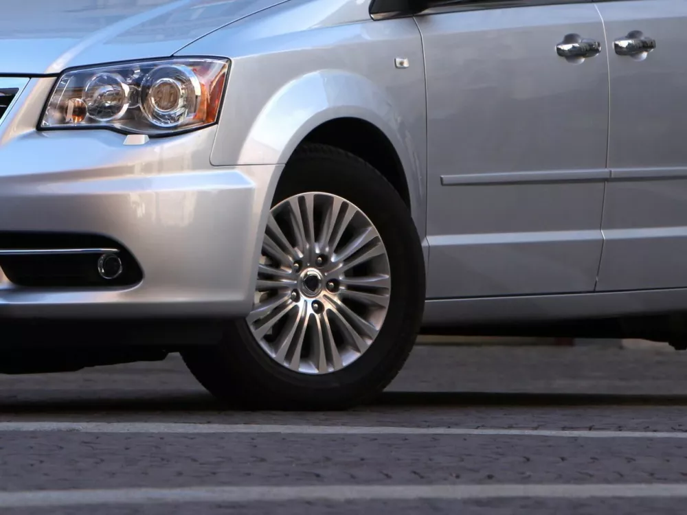 Автомобиль Lancia Voyager Минивэн