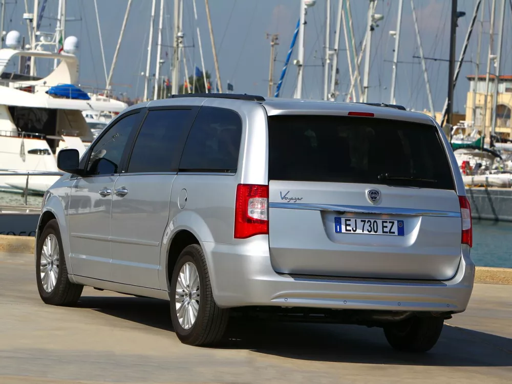 Автомобиль Lancia Voyager Минивэн