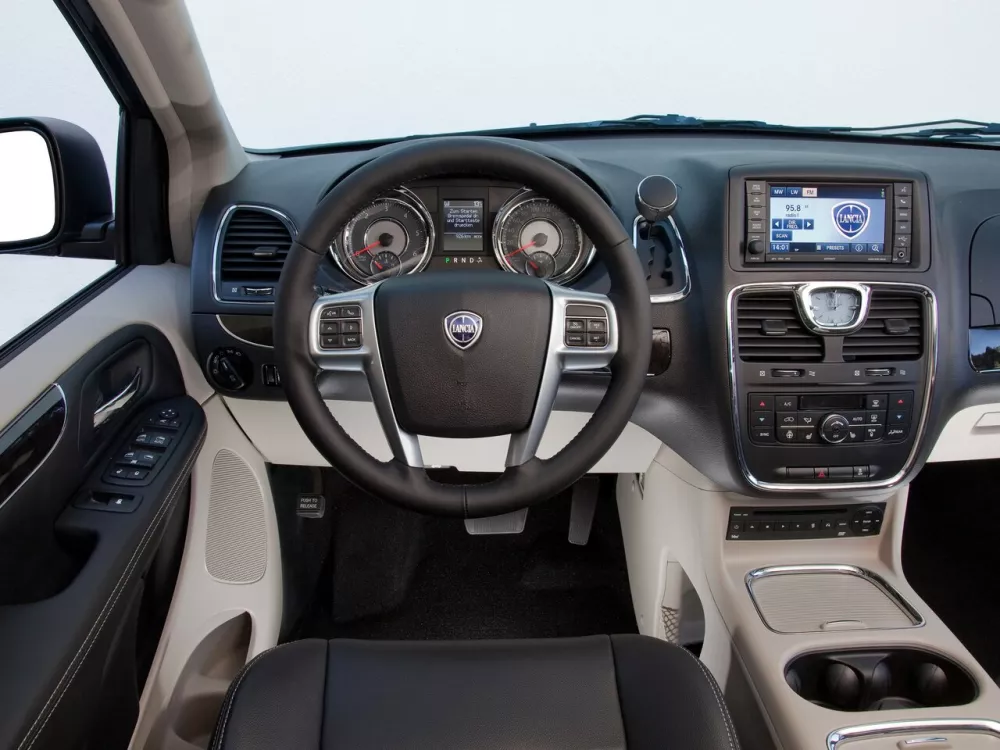Автомобиль Lancia Voyager Минивэн