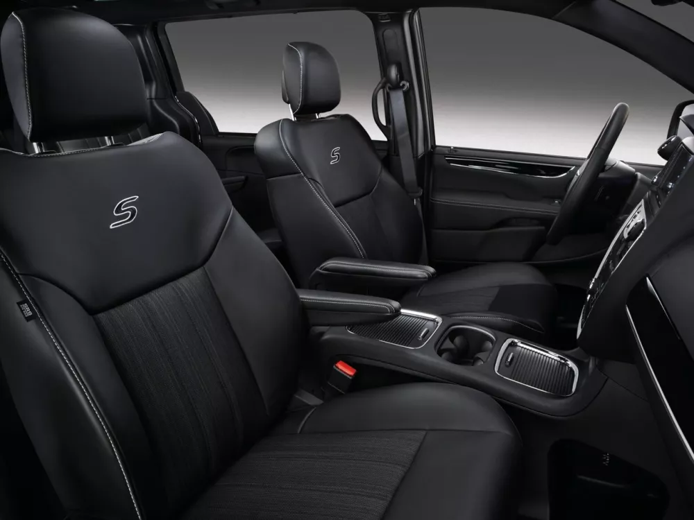 Автомобиль Lancia Voyager Минивэн