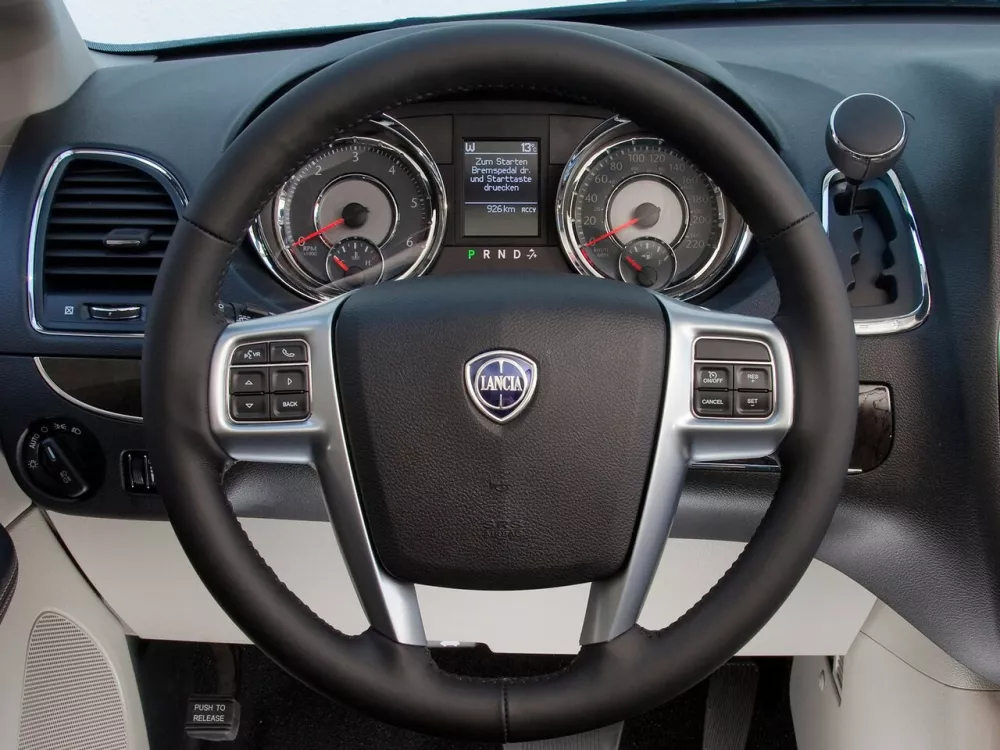 Автомобиль Lancia Voyager Минивэн
