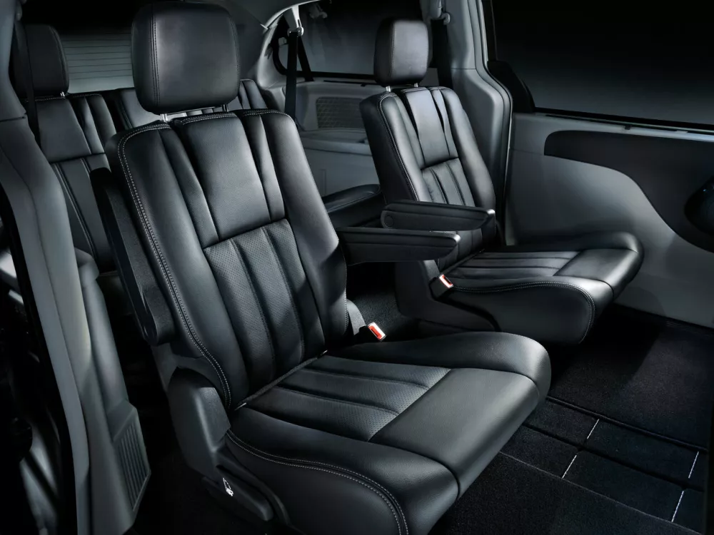 Автомобиль Lancia Voyager Минивэн