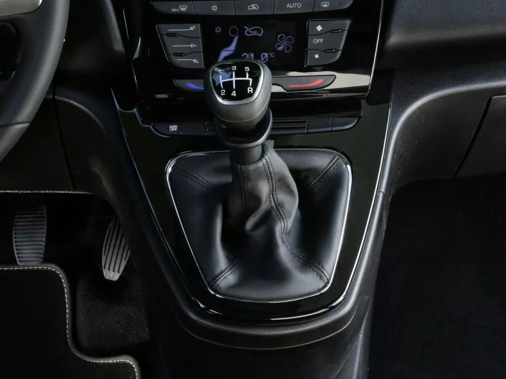 Автомобиль Lancia Ypsilon III (Type 846) Рестайлинг Хэтчбек (5 дверей)