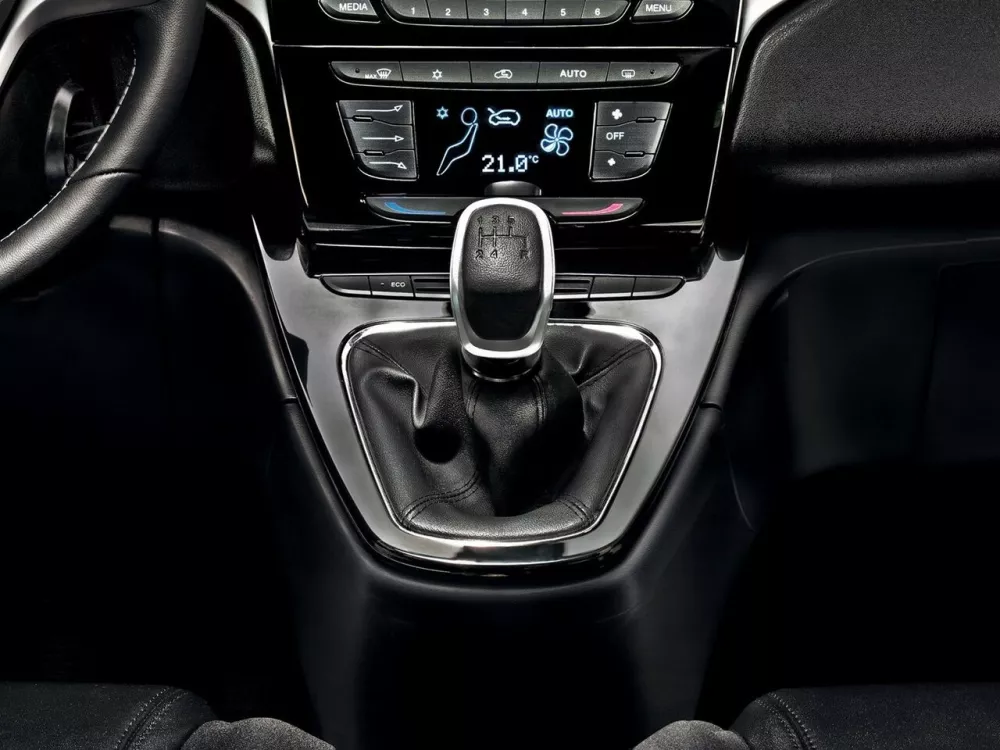 Автомобиль Lancia Ypsilon III (Type 846) Хэтчбек (5 дверей)