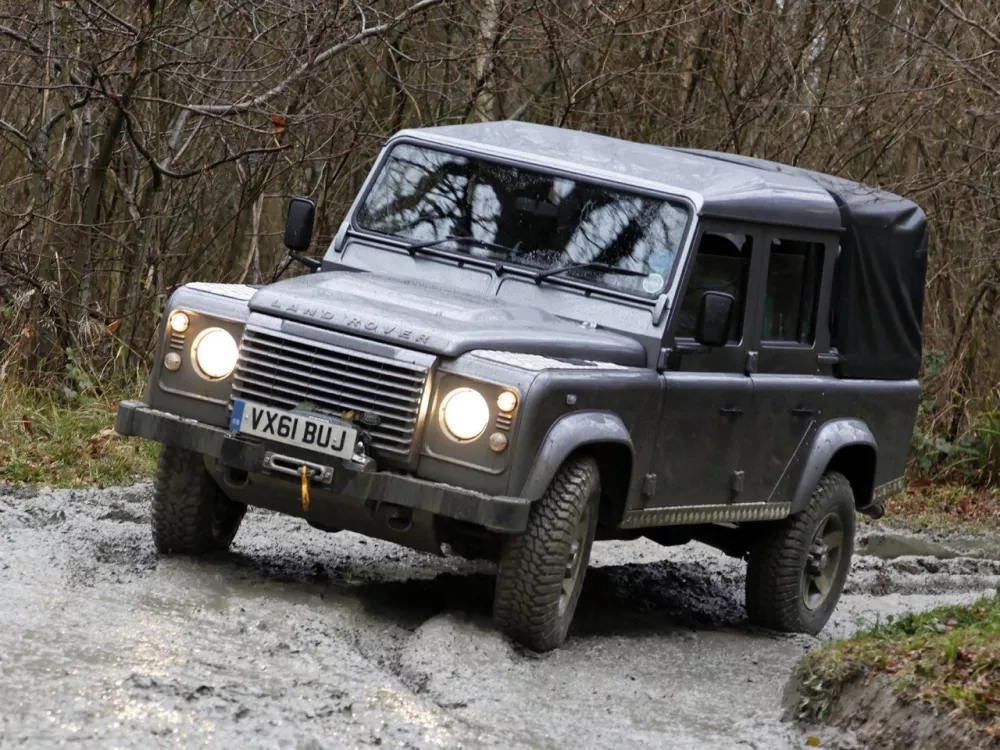 Автомобиль Land Rover Defender I Рестайлинг Пикап Двойная кабина
