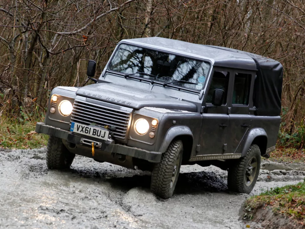 Автомобиль Land Rover Defender I Рестайлинг Пикап Двойная кабина