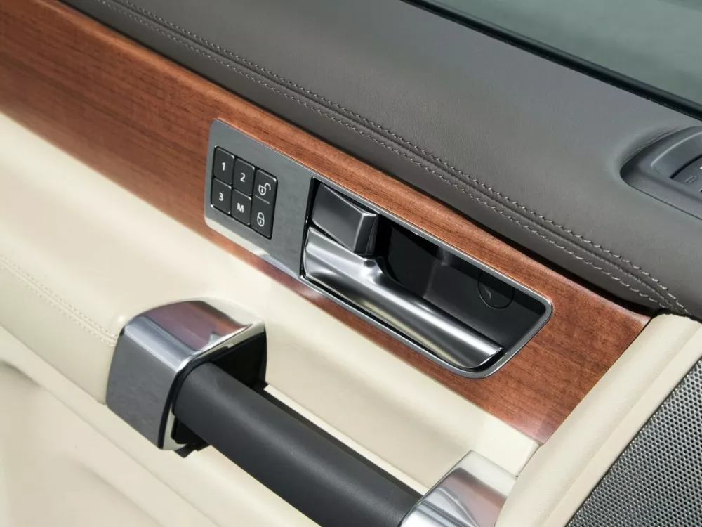 Автомобиль Land Rover Discovery IV Рестайлинг Внедорожник (5 дверей)