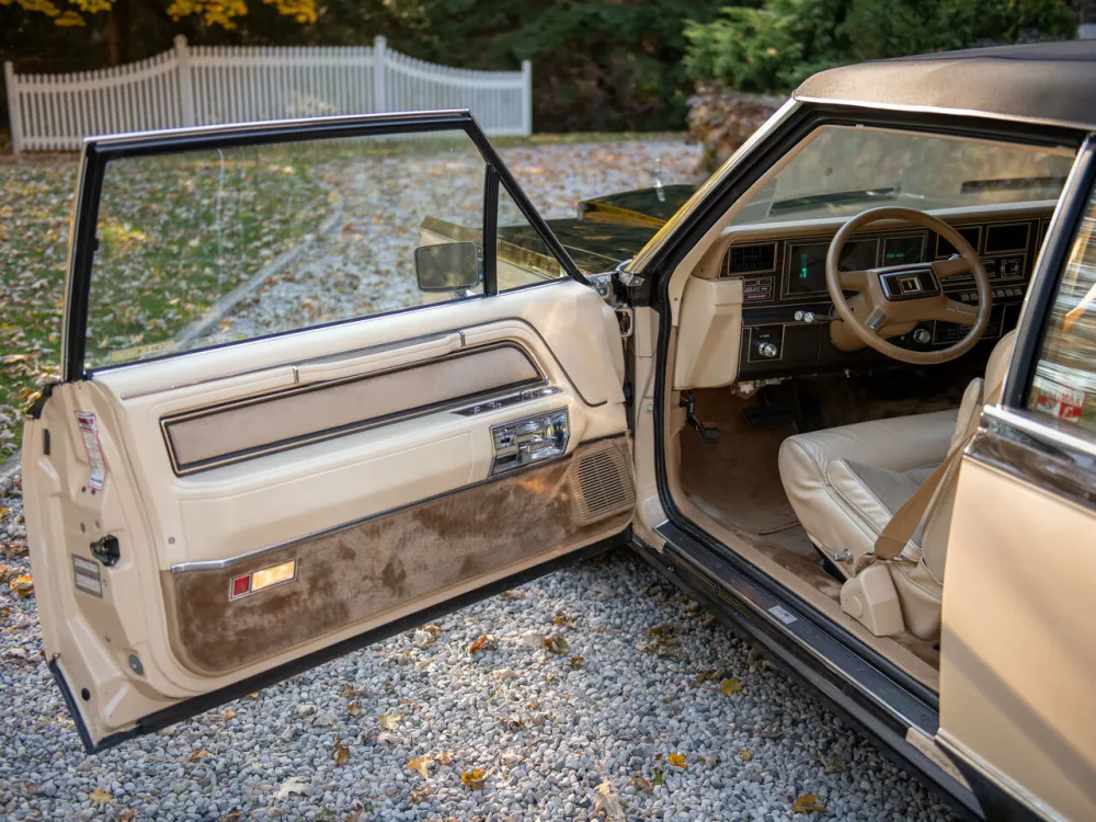 Автомобиль Lincoln Continental Mark VI Купе