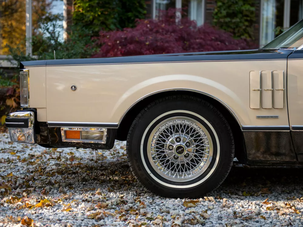Автомобиль Lincoln Continental Mark VI Купе