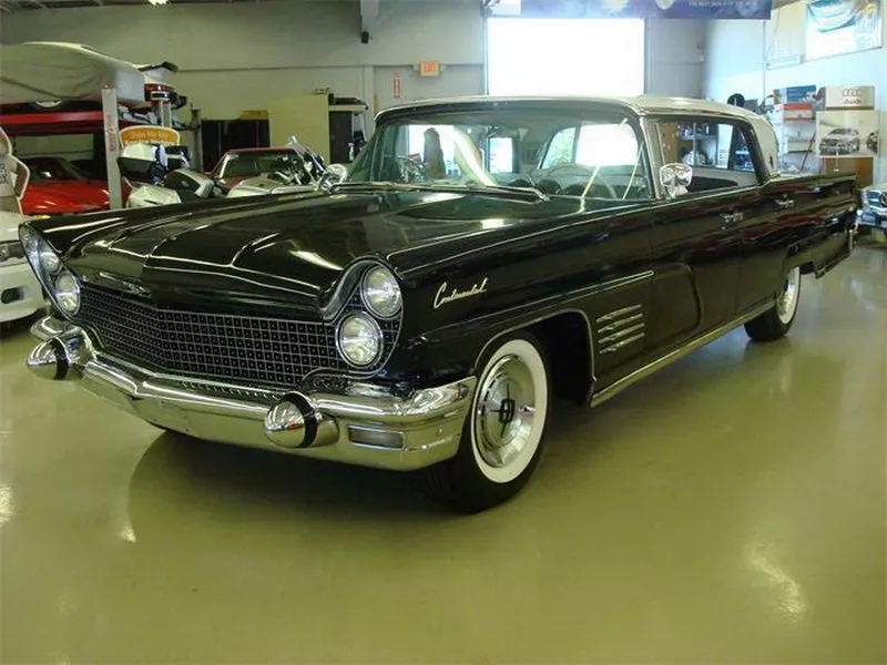 Автомобиль Lincoln Continental III (Mark V) Седан