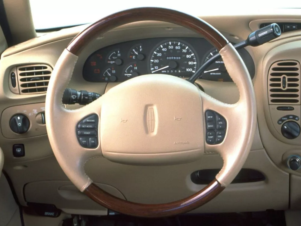Автомобиль Lincoln Navigator I Внедорожник (5 дверей)