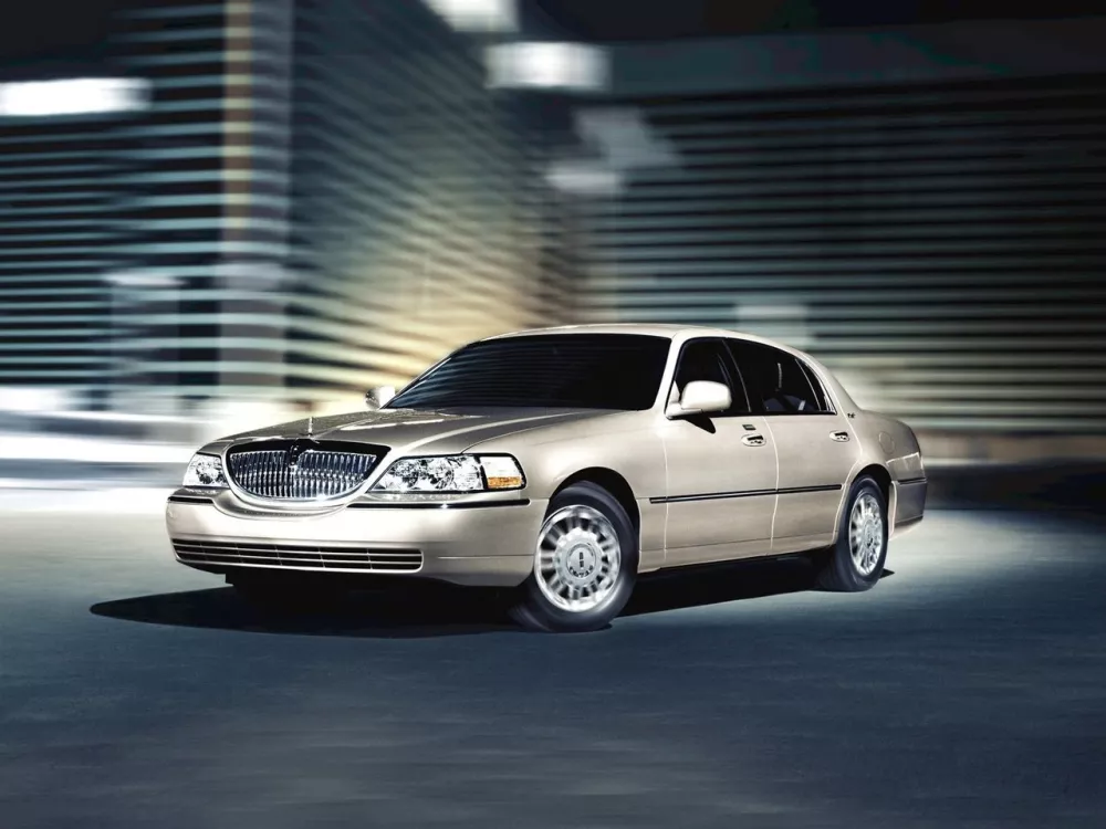 Автомобиль Lincoln Town Car III Рестайлинг Седан
