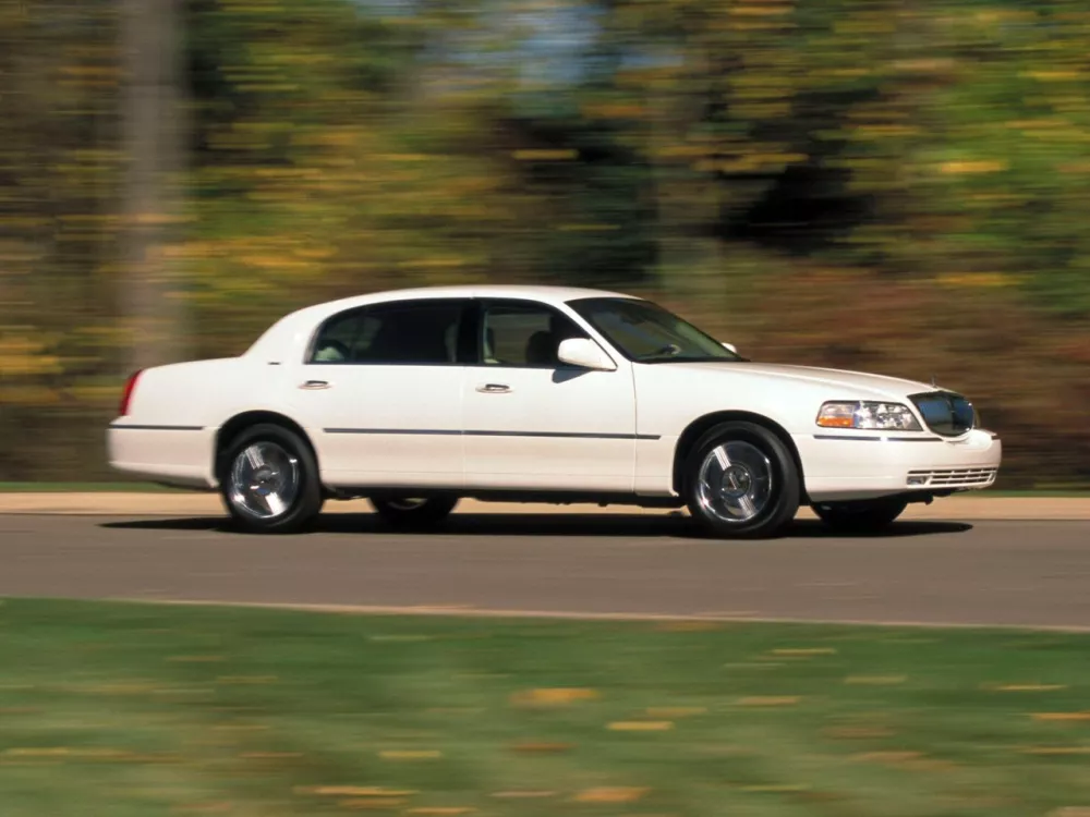Автомобиль Lincoln Town Car III Рестайлинг Седан