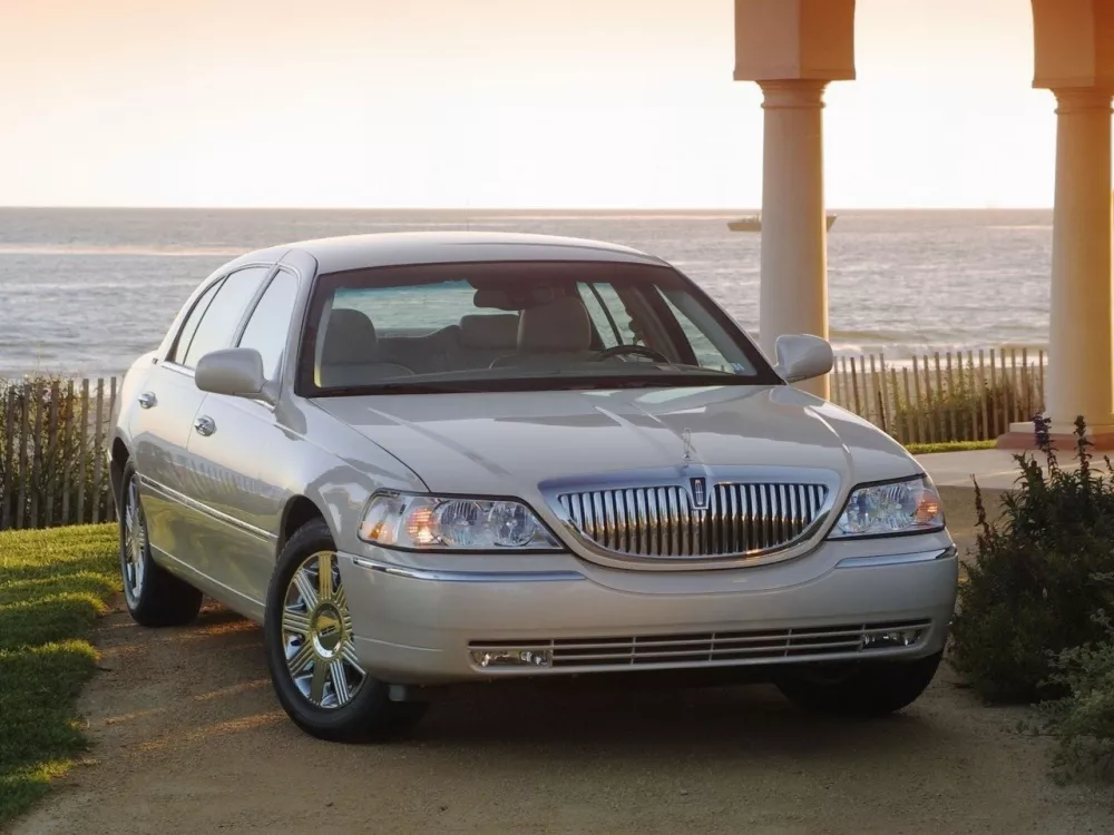 Автомобиль Lincoln Town Car III Рестайлинг Седан