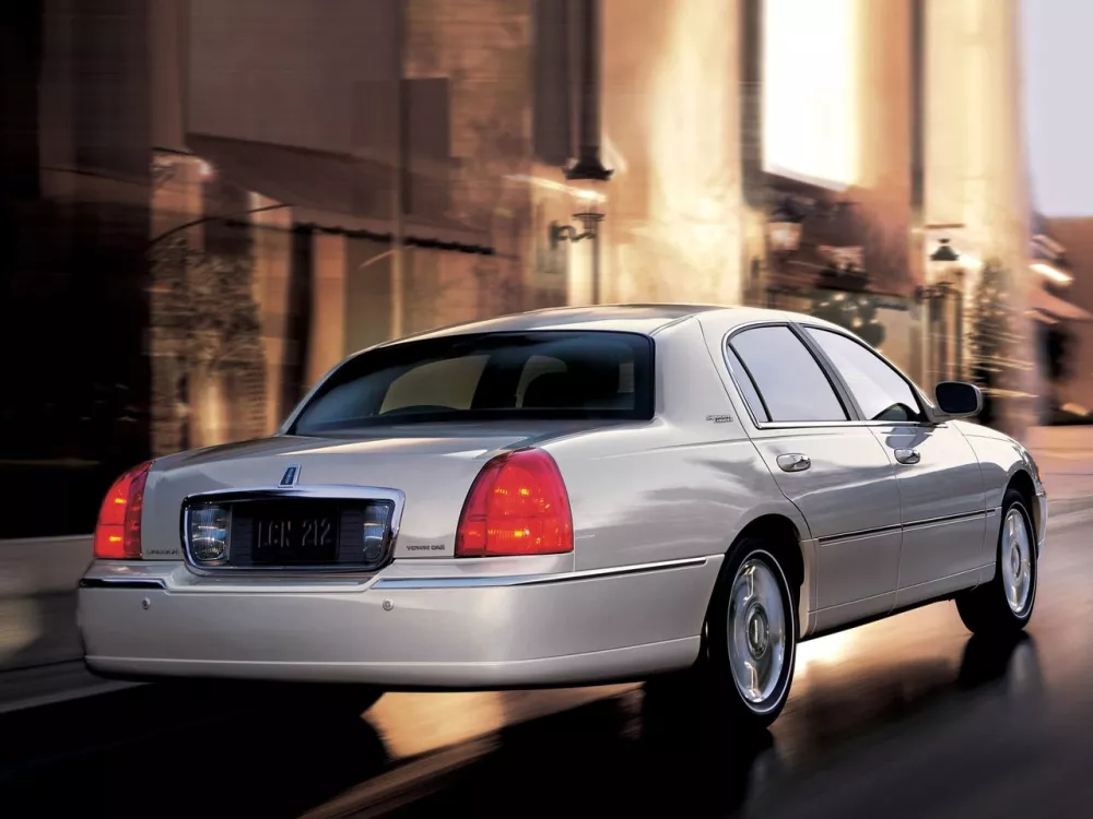 Автомобиль Lincoln Town Car III Рестайлинг Седан