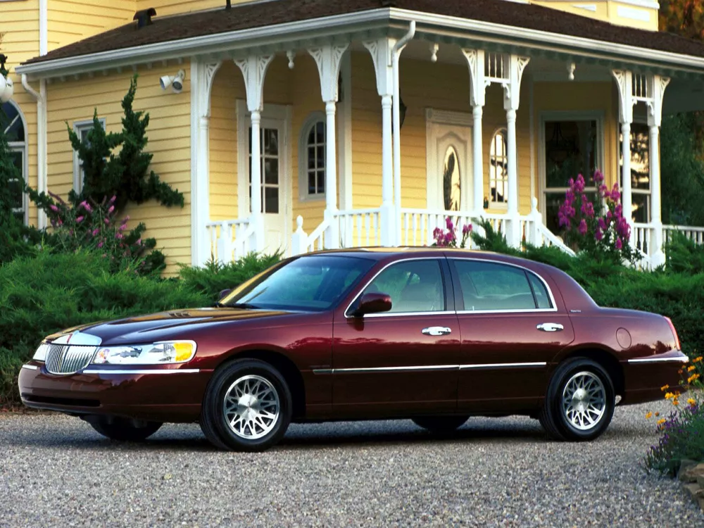 Автомобиль Lincoln Town Car III Седан