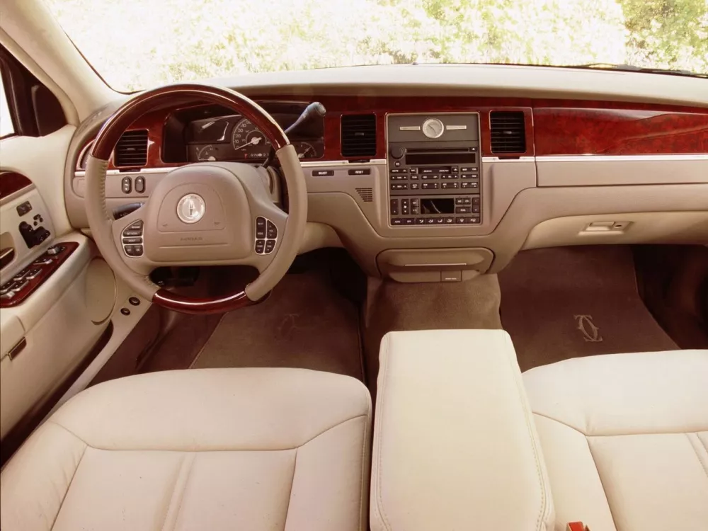 Автомобиль Lincoln Town Car III Рестайлинг Седан